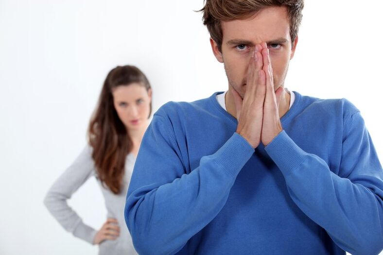 uomo arrabbiato con i sintomi della prostatite